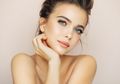 Makeup Anti Ngaret Buat Kalangan Milenial, Cuma Pakai 4 Produk