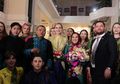 Bikin Kagum! Anna Mariana Sukses Kenalkan Tenun dan Songket di Ukraina