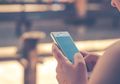 Cewek 16 Tahun Ini Alami Buta Warna Setelah Pakai Smartphone Lebih dari 10 Jam Tiap Harinya