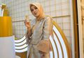 Cantiknya Olla Ramlan dalam Balutan Fashion Hijab Nuansa Nude Gold Sambil Tenteng Tas Mewah Ratusan Juta