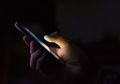 Bermain Game Mobile Di Ruang Gelap, Cowok Ini Alami Kebutaan Temporer