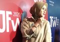 Jakarta Fashion Week 2020: Olla Ramlan Hadir Kenakan Fashion Hijab Simpel Tenteng Tas Kulit Buaya Harga Ratusan Juta Rupiah
