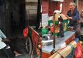 Kisah Inspiratif Parmin dan Painem, Dua Sejoli Berusia Senja yang Gigih Jajakan Bakso Keliling Berboncengan Naik Gerobak, Keromantisannya Undang Perhatian Netizen