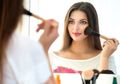 Tips Makeup untuk Kondangan Anti Menor, Cara Pakai BB Cream Flawless