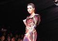 Jakarta Fashion Week 2020: Gisel Anastasia Melenggang di Catwalk Layaknya Supermodel