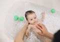 Jangan Lagi Menggunakan Shower, Ini yang Harus Diketahui Saat Memandikan Bayi, Segini Suhu Idealnya!