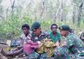 Komandan Pos Penjagaan Kirim 4 Anggota TNI untuk Evakuasi Ibu Hamil yang Akan Melahirkan di Hutan, Tak Disangka Justru Hal Ini yang Terjadi, Jerat Hukum Adat Hampir Sebabkan Kematian