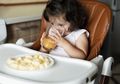 #LovingNotLabelling: Hindari Melabel 'Manja' pada Si Kecil yang Masih Ngedot, Begini Tahapan Mengajarkan Minum dari Gelas