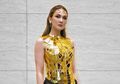 Rambut Berantakan Pakai Baju Hangat, Luna Maya Tampak Santai Kenakan Sweater Kuning Mentereng