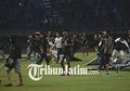 Ricuh di Laga Persebaya Vs PSS Sleman, Suporter Malah Asyik Berfoto