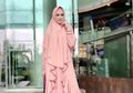 Santun Pakai Gamis Motif Hasil Endorse, Tampilan Mulan Jameela Saat Jalan-jalan Bareng Anak Justru Curi Perhatian