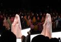 Jakarta Fashion Week 2020: Dewi Perssik Tampil Beda Kenakan Busana Muslim Pengantin