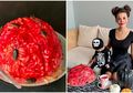 Farah Quinn Buat Kue Horor dengan Hiasan Kecoa hingga Kelabang, Yakin Bisa Makan?