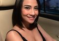 Tanpa Pakai Busana Super Seksi, Vanessa Angel Justru Tampil Feminin dengan Midi Skirt Saat Berkunjung ke Tokyo