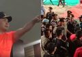 Gubernur Kalteng Sugianto Sabran yang Juga Mantan Suami Ussy Sulistiawaty, Mengamuk hingga Lempar Botol saat Nonton Pertandingan Bola!