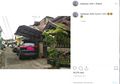Viral Foto Rumah Gunakan Bahu Jalan dan Kasih Atap Untuk Tempat Parkir Mobil: Ingat Pemilik Mobil Wajib Punya Garasi, Ini Aturannya