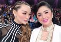 Kompak Pakai Tas Hermes Dewi Perssik Foto Bareng Zaskia Gotik, Netizen Salah Fokus Wajahnya!