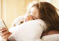 3 Alasan Mengapa Kebiasaan Ngecek Ponsel Saat Bangun Tidur Itu Harus Dihentikan