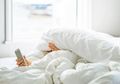 Punya Kebiasaan Mengecek Ponsel Setelah Bangun Tidur? Ini Bahayanya