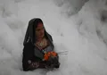 Terlihat Sakral nan Mistis, Foto Wanita Hindu yang Sedang Sembahyang Ini Justru Menyimpan Fakta Memilukan tentang Polusi di India