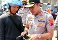 Matanya Sampai Berkaca-kaca, Isi Dompet Pria Ini Hanya Tinggal Selembar Uang Rp 20 Ribu Beserta Surat-surat Berkendara, Saat Diperiksa Kapolres Kudus Justru Hal Tak Terduga yang Terjadi, Bikin Banyak Orang Iri