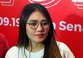 Pulang ke Kampung Halamannya di Sidoarjo, Inilah yang Dilakukan Via Vallen Bersama Warga Sekitar, Lesehan di Musala Sambil Menyantap Buah-buahan