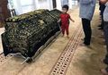 Kisah Pilu Balita yang Kelilingi Jasad Kedua Orangtua dan Calon Adik Kembarnya: Ini Cara Kenalkan Konsep Kematian pada Anak-anak