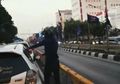 Video Viral, Pejambret Nekat Merogoh Pengendara Mobil yang Sedang Buka Kaca di Tengah Kemacetan, Berhasil Gondol Smartphone