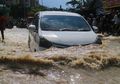 Sering Dilakukan, Ini Efek Fatal yang Muncul Kalo Nekat Starter Mobil Mogok dalam Genangan Banjir
