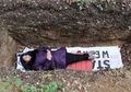 Tak Lazim, Mahasiswanya Stres Berat Hadapi Ujian, Staf Universitas Ini Justru Suruh Mahasiswanya Tidur di Liang Kuburan Selama 3 Jam, Ternyata Ini Manfaatnya!