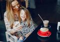 #LovingNotLabelling: Berhenti Katakan "Gadget Mania" Pada Si Kecil, Temukan Tips Mengasuh Si Kecil Pada Zaman Digital Di Sini
