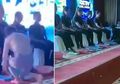 Bos Perusahaan Ini Rela Berjongkok di Hadapan Puluhan Karyawannya Lalu Membersihkan Kaki Mereka dengan Tangan, Inilah yang Jadi Alasannya!