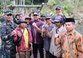 10 Tahun Berjuang Membuka Jalan Desa Hanya Pakai Linggis, Kakek Asal Bulukumba Ini Awalnya Tak Mendapat Bantuan Apapun, Baru Diapresiasi Pemerintah Provinsi Setelah Kelihatan Hasilnya