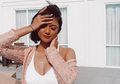 Pakai Kacamata Melorot dengan Crop Top Seksi, Marion Jola Tampil Memesona dengan Lipstik Merah