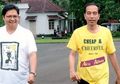 Beredar Foto Jokowi Kenakan Kaos Lem Aibon. Hoaks atau Fakta?