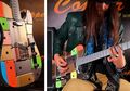 Sultan! Cowok Ini Bikin Gitar Elektrik dari 107 iPhone dan iPod