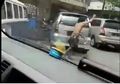 Aksi Heroik Orang Gangguan Jiwa Bukakan Jalan untuk Ambulans yang Melintas, Teriaki Angkot dan Mobil Supaya Menepi, Netizen: Yang Sakit Jiwanya, Bukan Hatinya