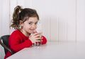 Penuhi Kebutuhan Air Minum Si Kecil, Begini Caranya Moms