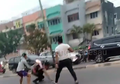 Gara-gara hal sepele ini, 2 anggota TNI ini cekcok dengan polisi hingga saling adu jotos, aksi mereka viral dan begini endingnya