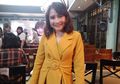 Stylo of The Day, Inspirasi Tampil Feminin dengan Nuansa Warna Kuning Mustard ala Prilly Latuconsina