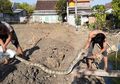 'Saya Memang Suka Ular Sejak Kecil,' Sedang Beri Makan Lele, Warga Temukan Ular Sanca Kembang Sepanjang 3 Meter