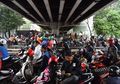 Suka Pake Motor? Persiapkan 3 Hal Ini Biar Lo Nggak Neduh di Kolong Kalo Kehujanan