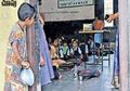 Foto Bocah Mengintip ke Kelas Viral dan Membuatnya Bisa Sekolah, Orangtua: Kami Bekerja Keras Untuknya, Tapi Dia Digambarkan Anak Yatim yang Kelaparan