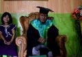 Masih Ingat Kakek Viral yang Diwisuda saat Usia 85 Tahun? Rupanya Salah Satu Dosennya adalah Sosok yang Familiar di Masa Lalu!