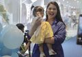 Meski Masih Balita, Cucu Jokowi Sedah Mirah Pakai Sepatu Branded Saat Pemotretan Bareng Kahiyang Ayu