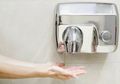 Pengering Tangan di Toilet Umum Ternyata Sebarkan Lebih Banyak Virus, Ini Penjelasannya