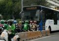 Miris! Bus Transjakarta Dipaksa Mundur Oleh Pemotor Yang Lawan Arus