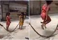 Anak-anak Kecil Main Lompat Tali Menggunakan Ular: Pedesaan di Sini Memang Rumah Bagi 37 Jenis Ular Beracun, Termasuk Ular Beludak