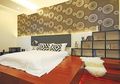 Buat yang Hobi Baca, Coba Konsep Leveling Lantai di Kamar Tidur, Seperti Apa?