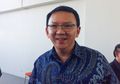 Heboh! Beredar Foto Ahok Dicium dan Dipeluk 2 Wanita Cantik di Depan Ruang Tahanan, Akun Penyebar: Kalau Foto Ini Editan, Potong Telinga Saya!